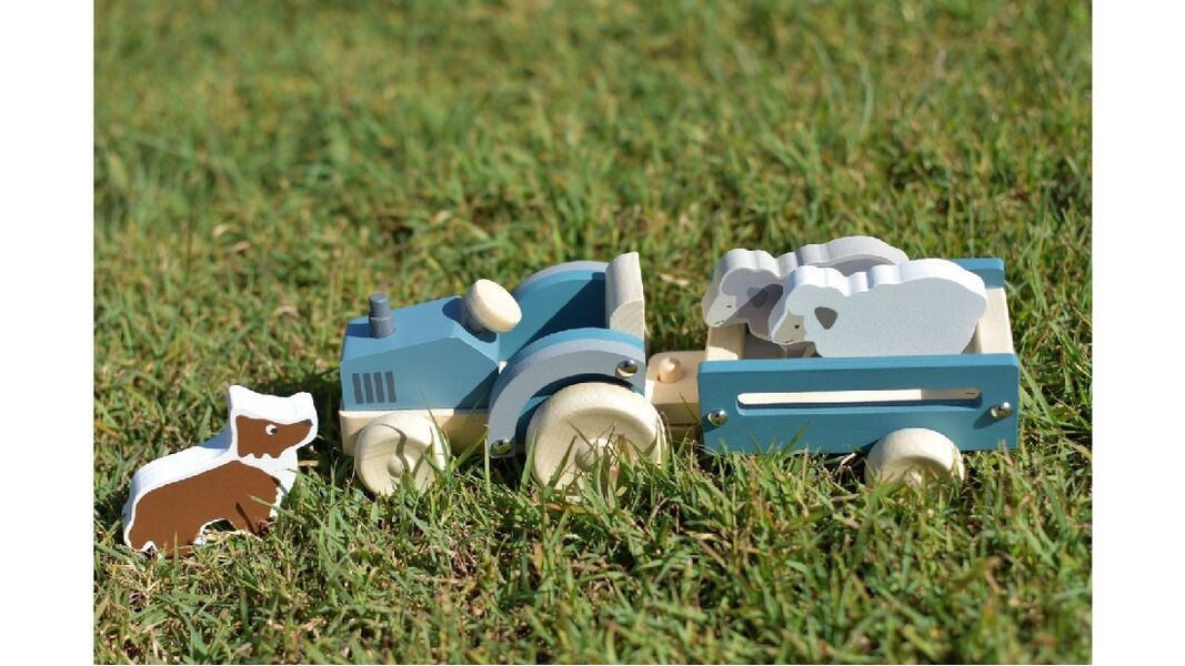WOODEN TRACTOR WITH SHEEP DOG