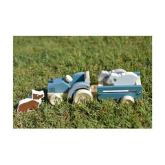 WOODEN TRACTOR WITH SHEEP DOG